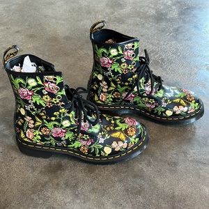 🖤💚 NWT Dr. Marten Pascal Floral Boots Size 7 💚🖤